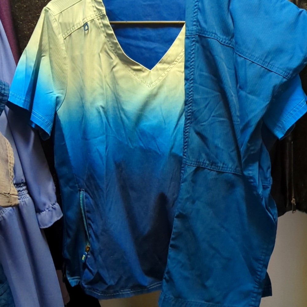 Koi used scrub set